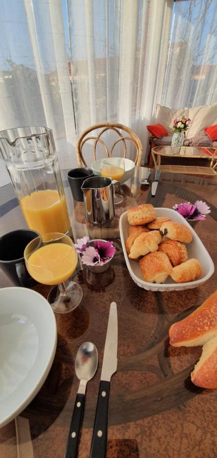 Appartement Entier Au Dessus De Villa, Climatisation Reversible Poele A Bois Tres Chaleureux , Wi Fi Parking Privee Gratuit Situation 500 M, Plage Et Centre Ville Санари-сюр-Мер Екстериор снимка